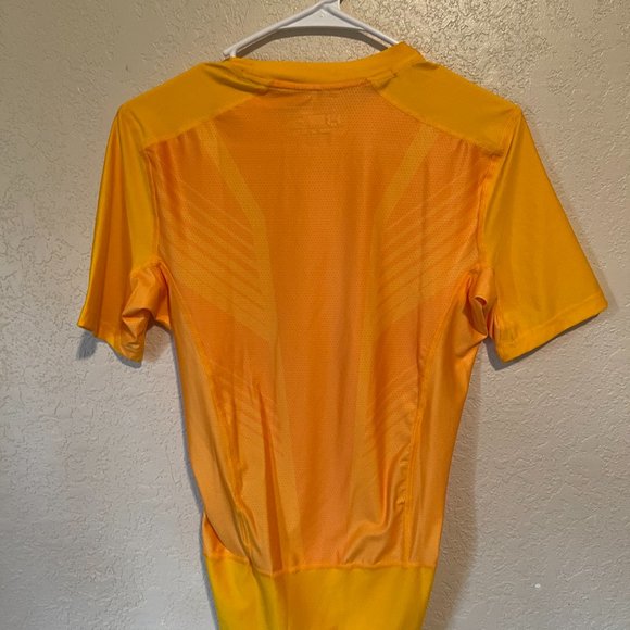 NWOT Men's Under Armour Workout Tee. Compression fit. Heat Gear - Picture 4 of 4